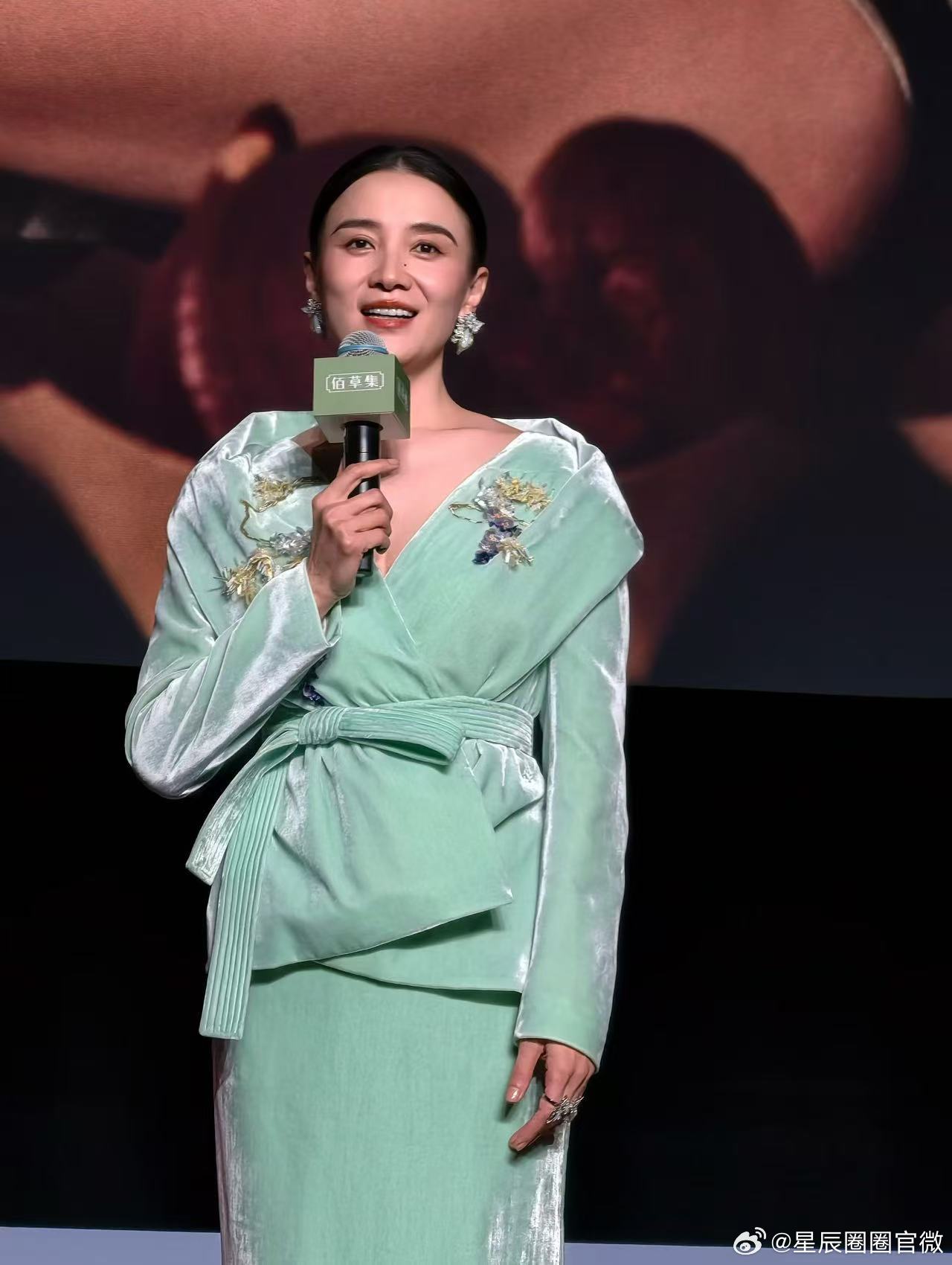 宋佳上海活动状态 有不爱上宋佳的风险吗，简直就是妥妥大女主呀！这个身型这个气质真