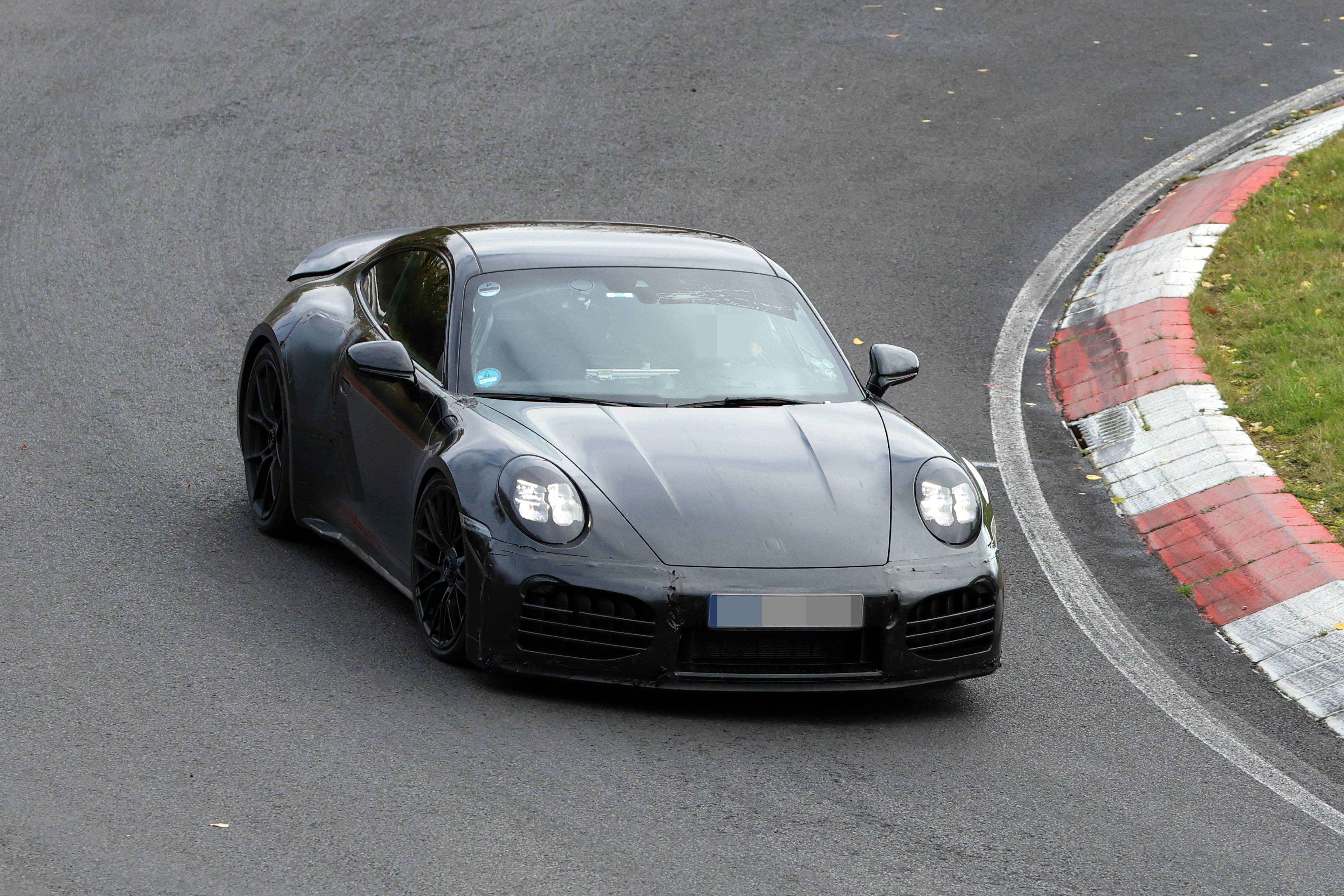 保时捷911发现新的用户需求是Touring Package，旅行套装。把那些张