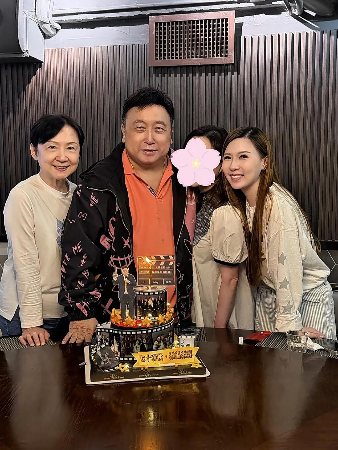 王晶71岁生日全家福曝光！空姐妻子气质不输晶女郎，隐忍48年成最后赢家
5月4日