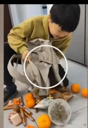 这孩子胆子真大，近日，一小孩背着一大书包的食物回家，妈妈得知这些食物是从哪里来之