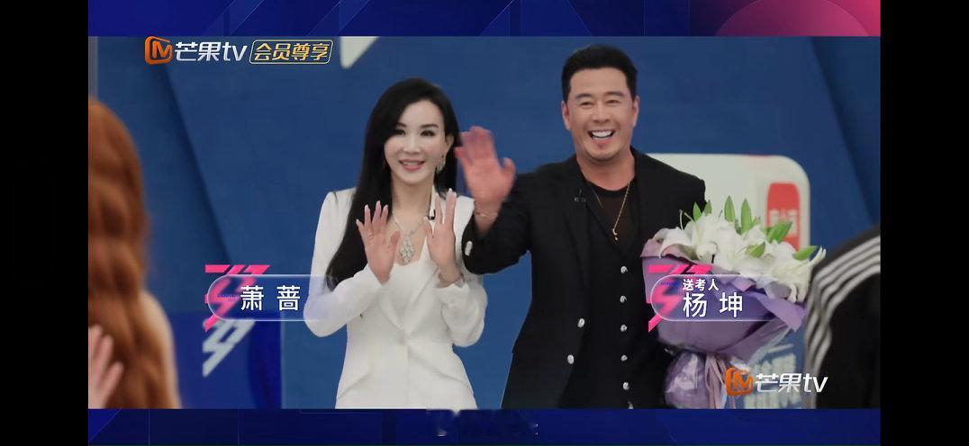 乘风初见面大型社交现场谁被姐姐们的初见社交萌到了，台上流程照常走，台下唠嗑根本停