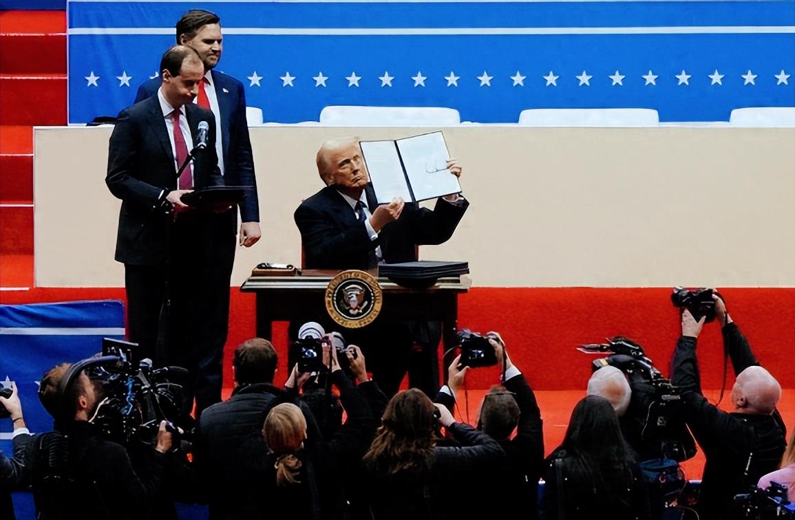 最近《福布斯》的亿万富翁榜单一出来，大家发现特朗普简直赚疯了，就一年的功夫，他的