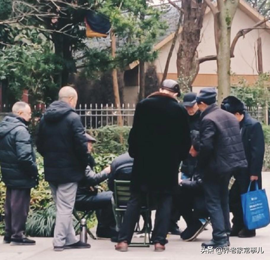 老人到底应该“清淡吃素”，还是必须“吃肉长肌肉”？
 
今早，我们小区的老头情报