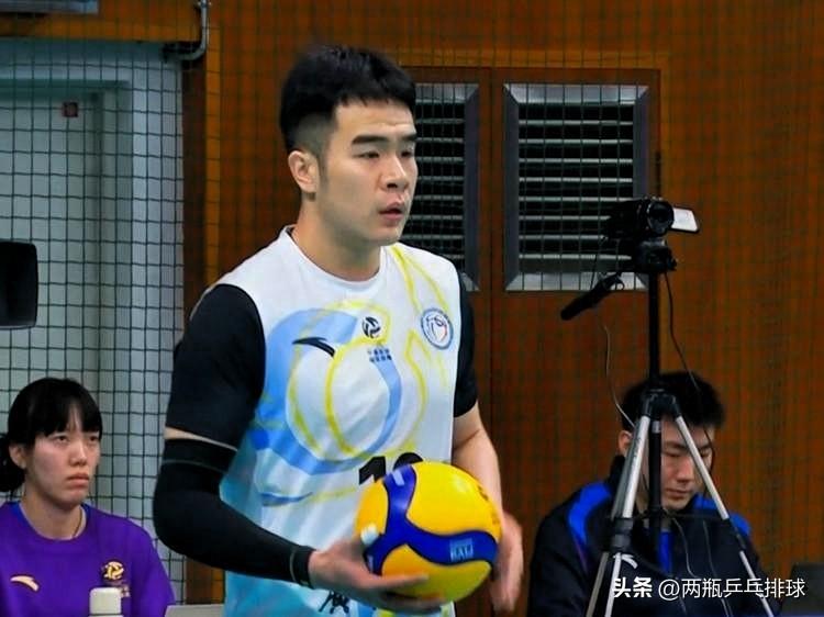 球队一盘散沙，江川回天乏术。北京男排0-3再度负于广东，无缘联赛前六，接下来将与