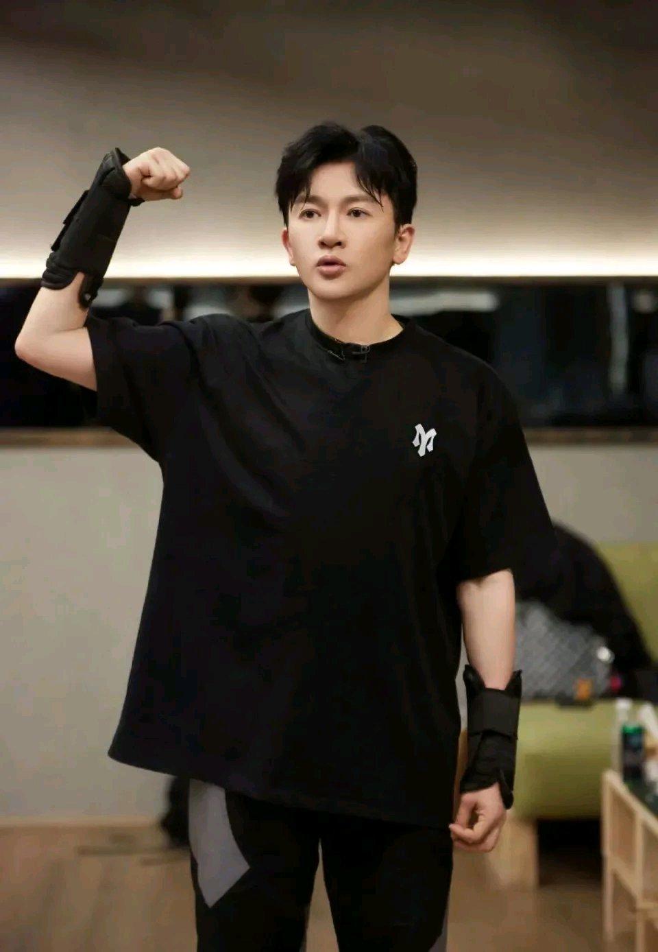 52岁苏有朋在访谈里罕见泪崩，原生家庭的创伤也随之曝光，这下懂他为何不婚不育了。