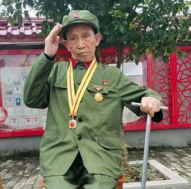 1945年，16岁的小战士在打扫战场时，看中了一名日军尸体上的手枪，正要去捡，小