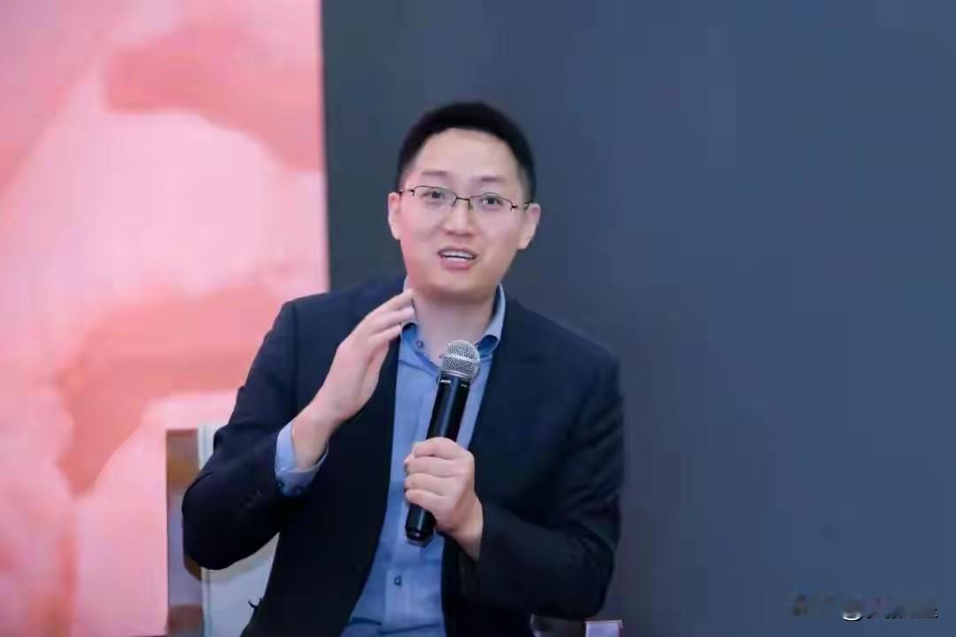 一个考公培训的老板近日公开在大学脏话辱骂考公培训的大学生，典型的得意忘形，傲慢至