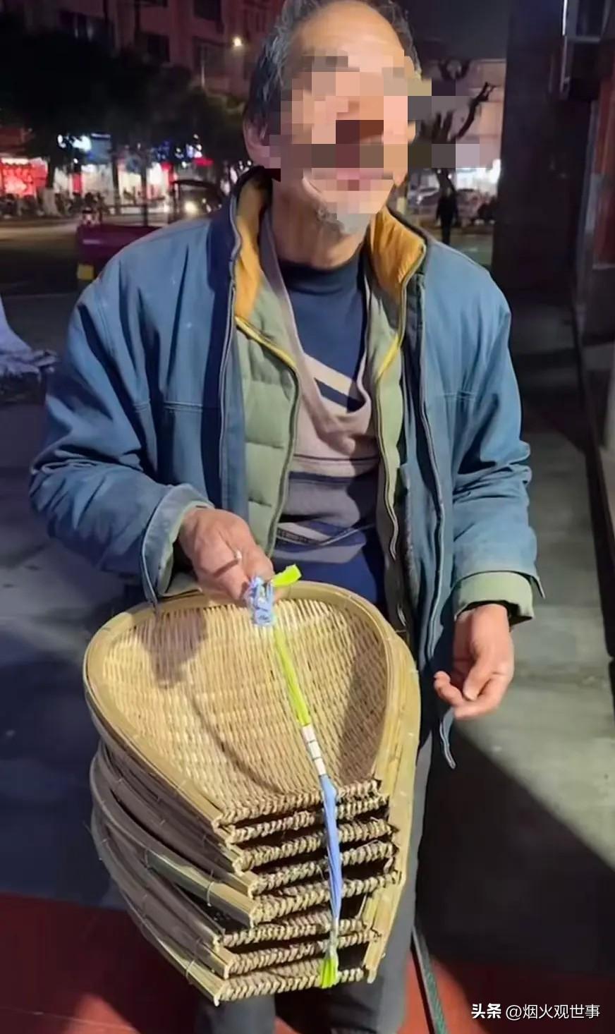 谢女士在四川隆昌老城区开了一家小文具店，已经营了三十多年。说起来，这家店见过不少