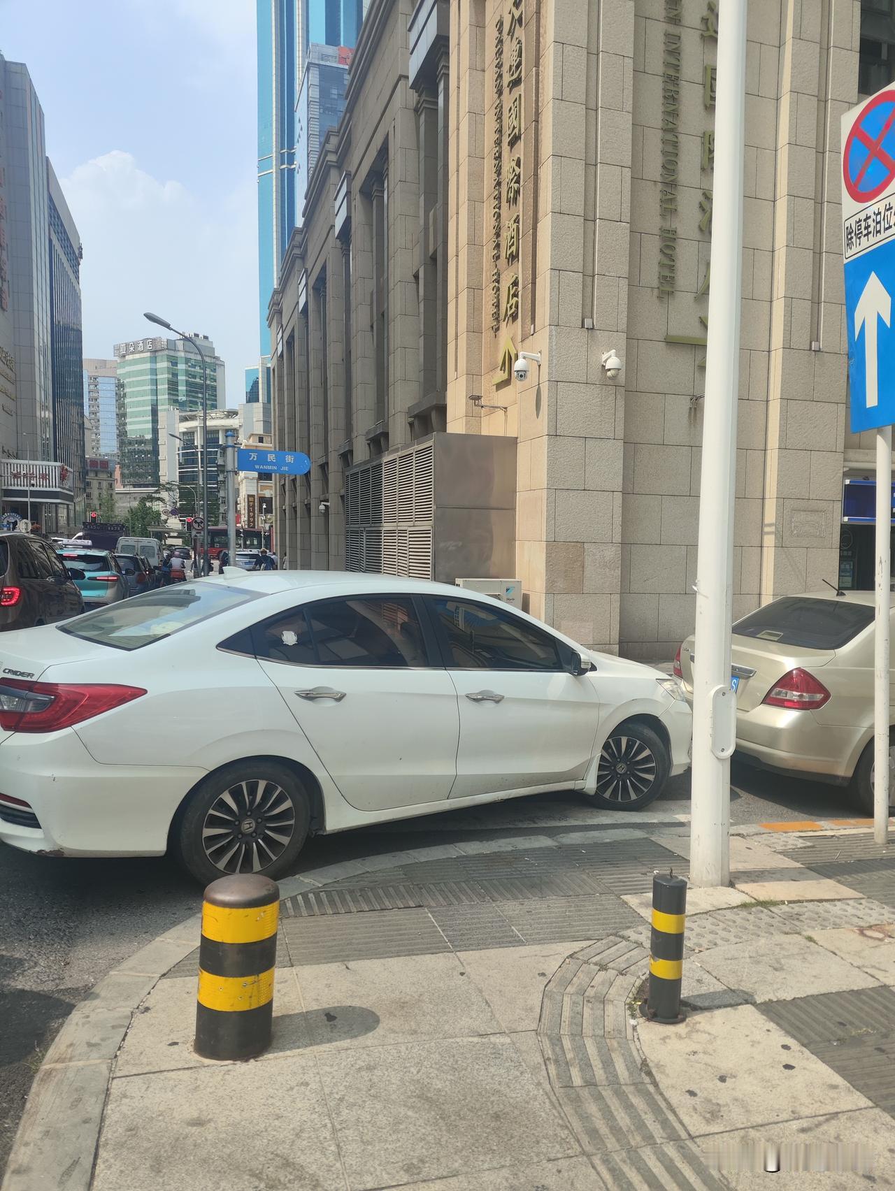 太霸道！万民巷路口轿车直接堵死人行横道，行人无路可走⚠️
 
路过万民巷与同兴街