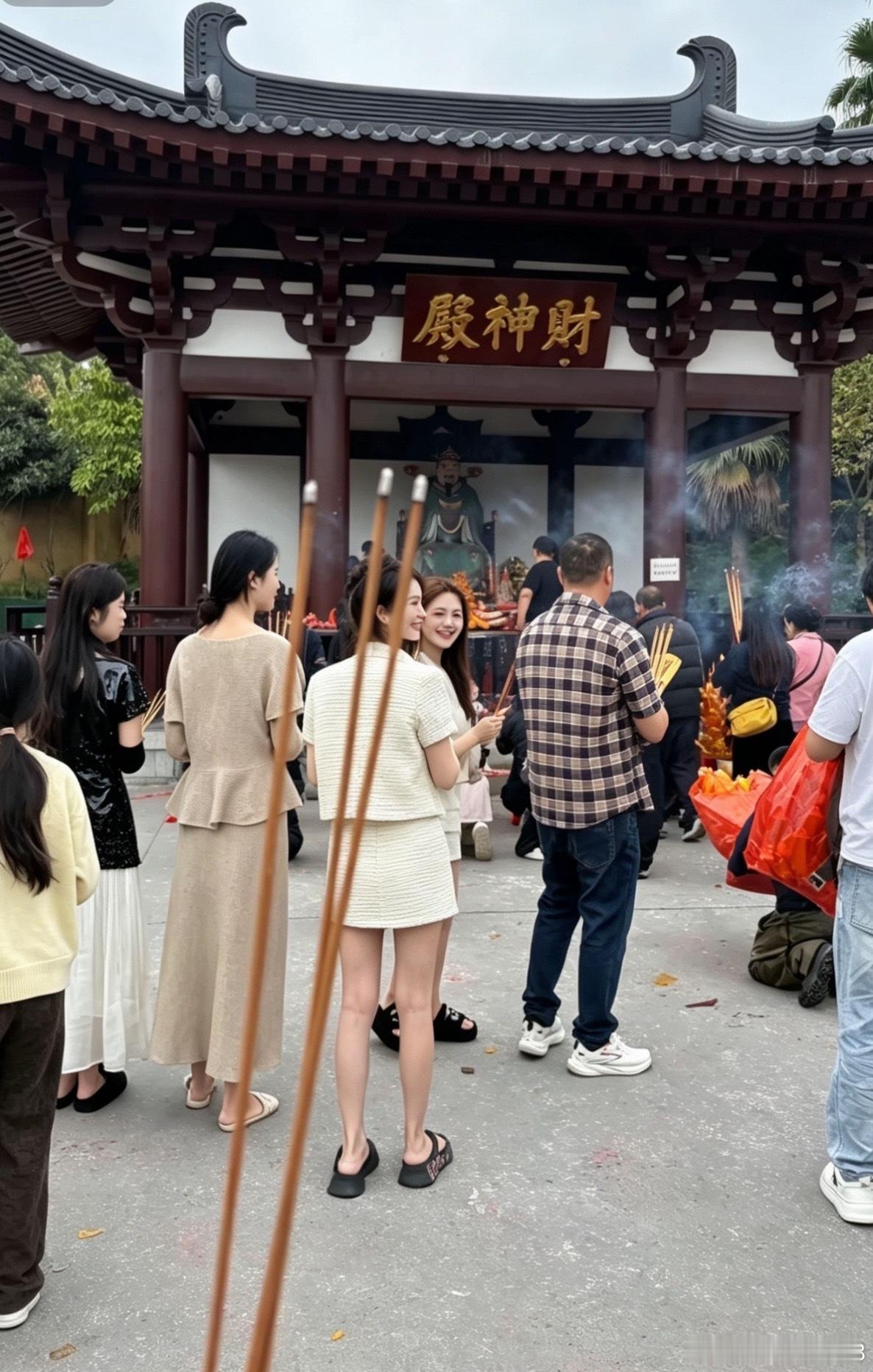 早上好各位粉丝们！新一天集合啦，麻烦点个赞，评论留888互动一下，不要悄悄潜水，