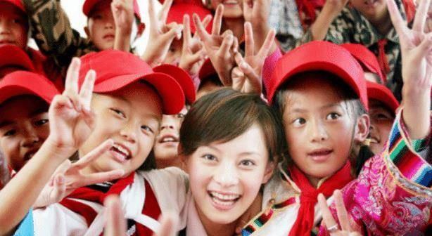 每月就给我500块，资助不起装什么孙子！”2006年，贫困大学生向海清向媒体怒斥