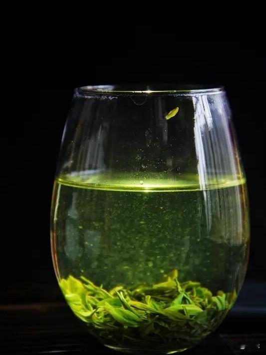 碧螺春无疑是绿茶，而且属于炒青绿茶的佼佼者，更是中国十大名茶之一。