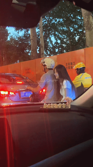 这大概就是令人向往的美好爱情吧！
男子晚上下班开车回家。
他在路口等红灯的时候无