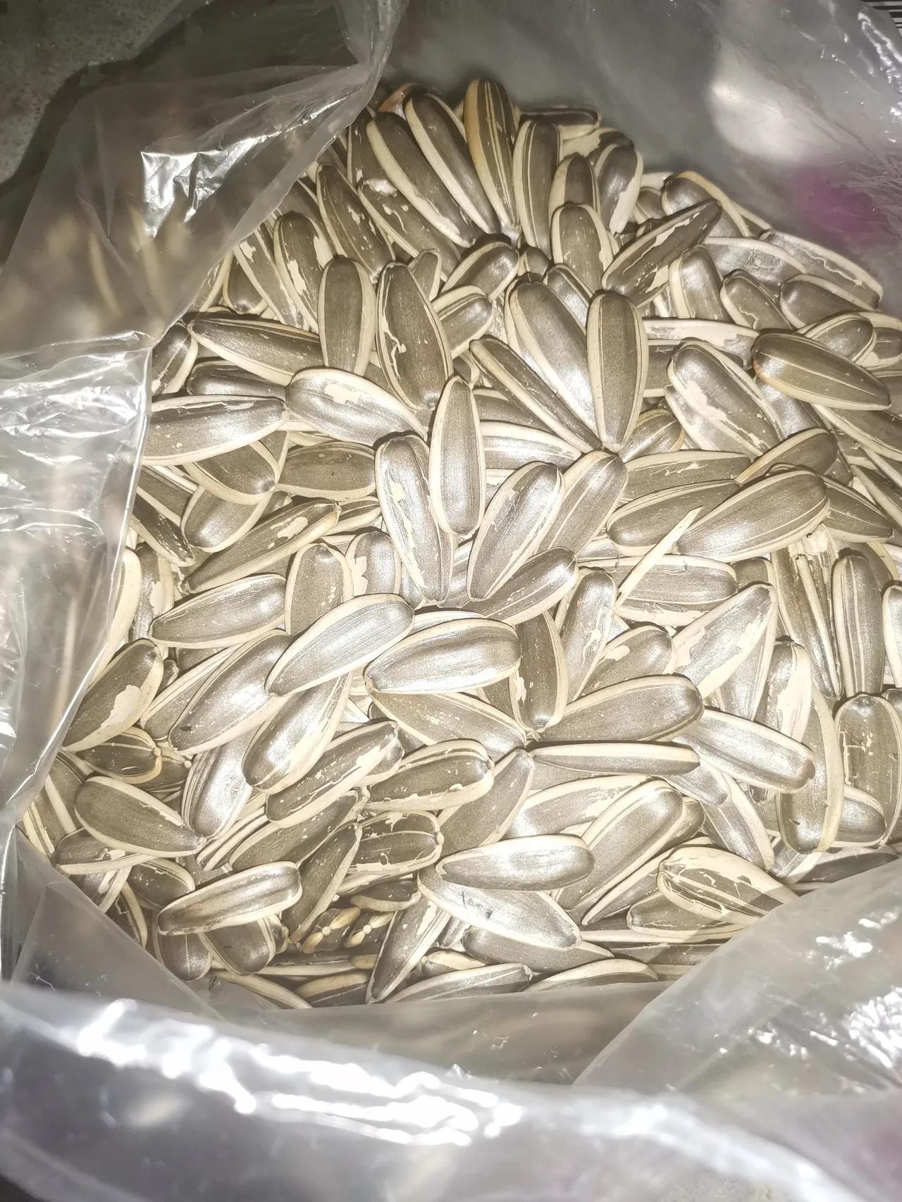 为啥中国人过年，离不开一盘瓜子？
 
过年茶几上可以没有坚果、没有糖果，但绝对不