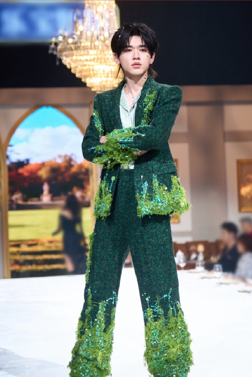 宋亚轩王牌走秀造型封神宋亚轩走路拽酷、拽酷的！宋亚轩异域风走秀 ​​​