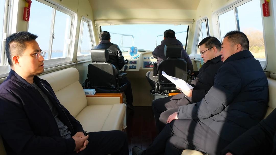 江苏盐城：县委副书记张志东巡查射阳河
12月10日上午，县委副书记、射阳河河长张