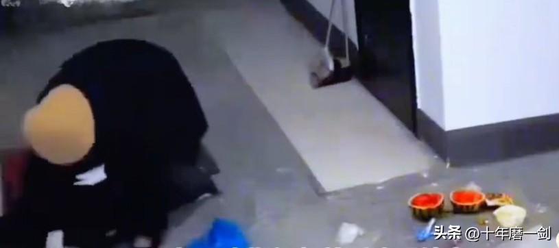 拾垃圾的老妇人到楼梯道里，拾取人家放在门口的垃圾袋里的东西。她把垃圾袋里的东西全