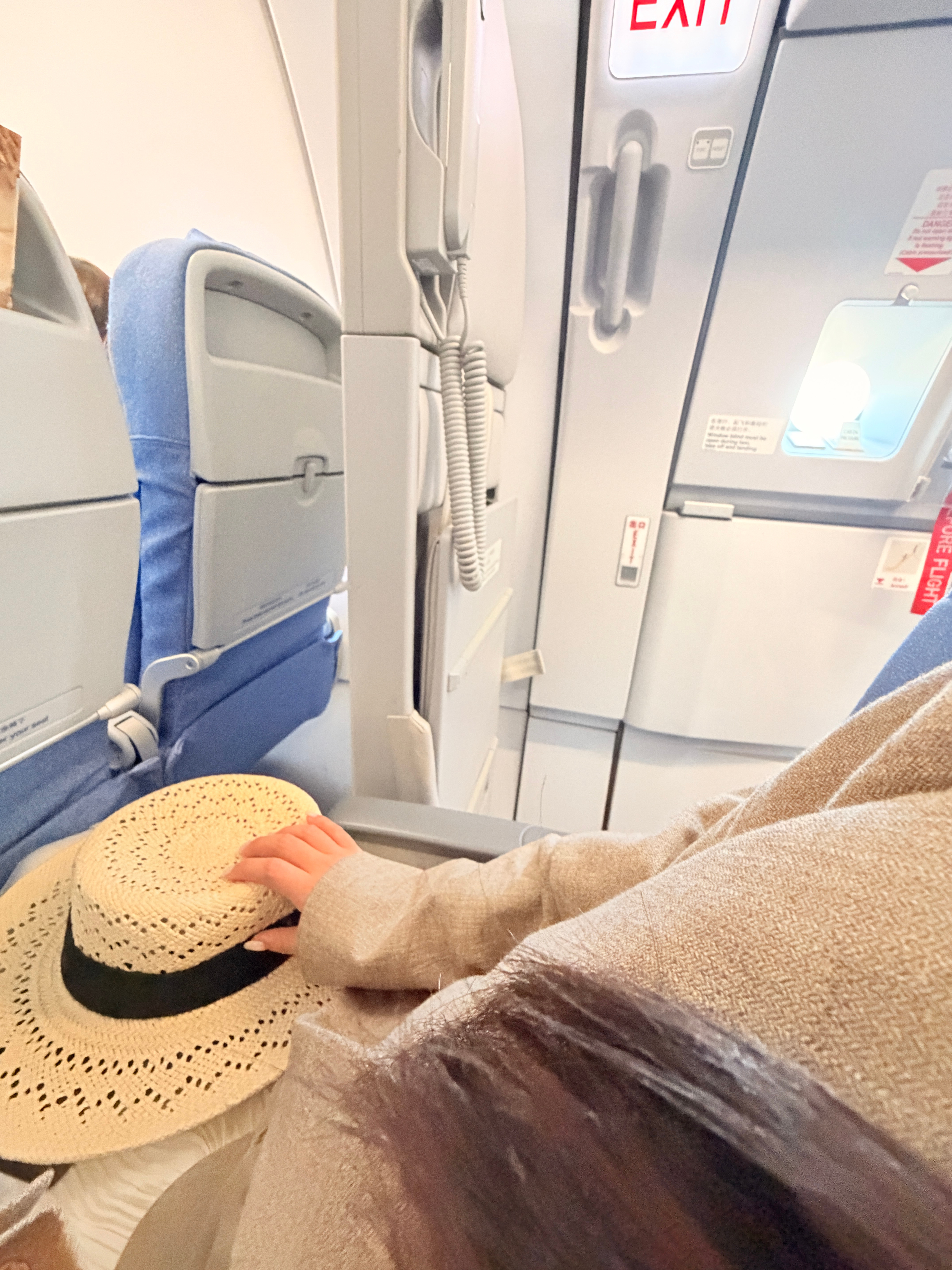 朋友们！尴尬了！！等会空姐坐我旁边……还是是胳膊贴胳膊的那种谁最爱这个位置？你们