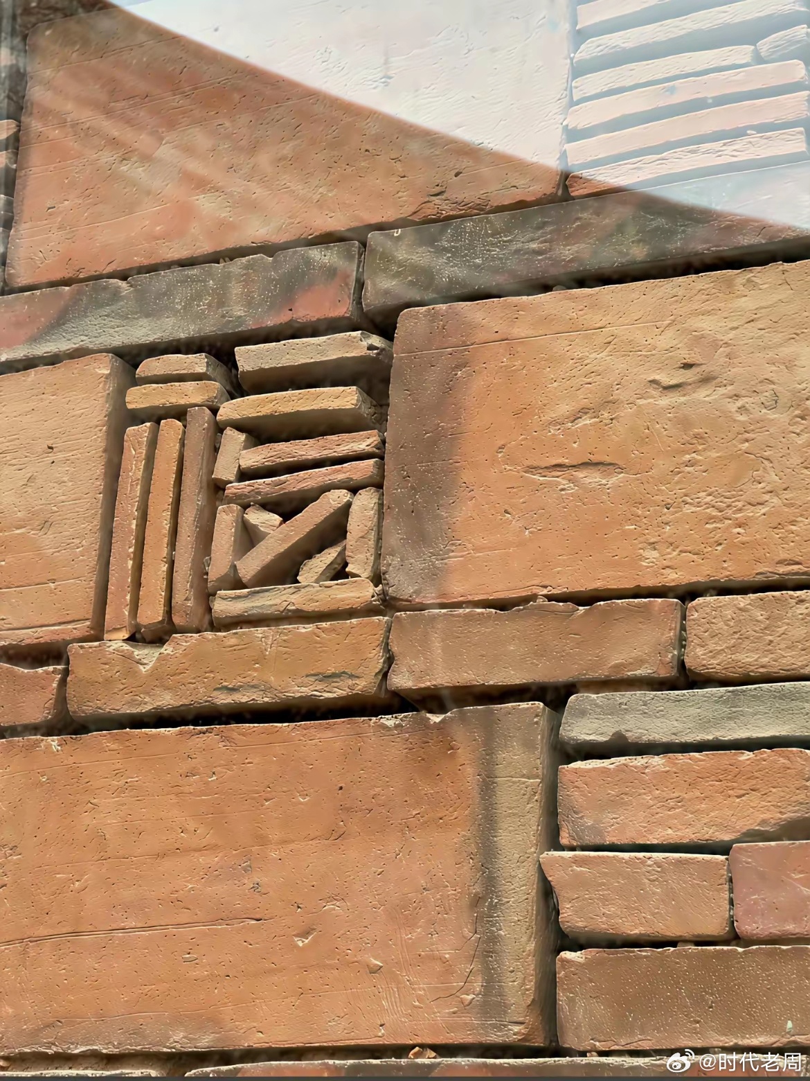 隋末天下动荡，民间突然流传一句谶语：桃李子，得天下；皇后绕扬州，宛转花园里。意思