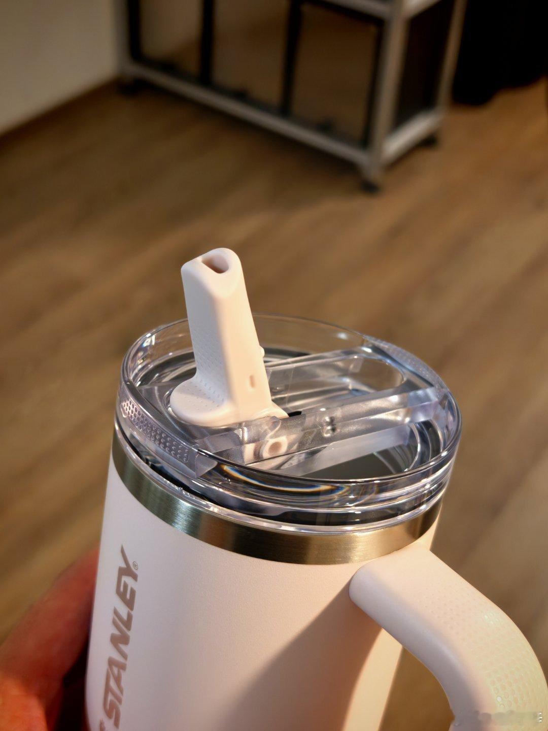 iPower iQOO 组给送的生日礼物。一个粉色的大杯子，是不是挺好看？