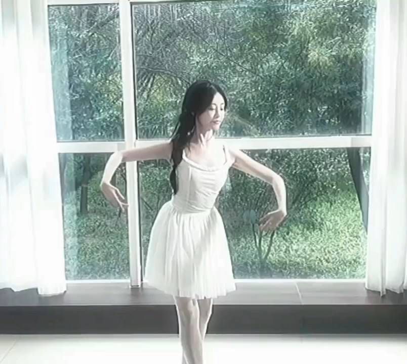 祝绪丹，裙摆轻转，心动漫开。