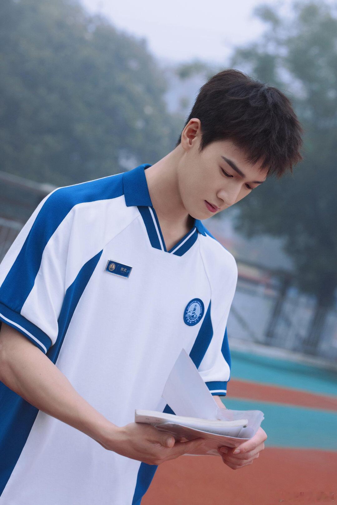 学生证上的李昀锐 李昀锐邢武的学生证耀眼剧照解锁邢武学生证，李昀锐化身青涩高中生