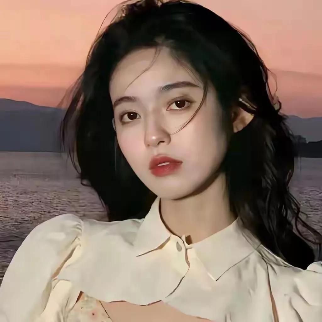 温柔晚霞，少女与海🌅日落晚霞照海滩 海边治愈系落日 海边日落晚霞 江边日落少女