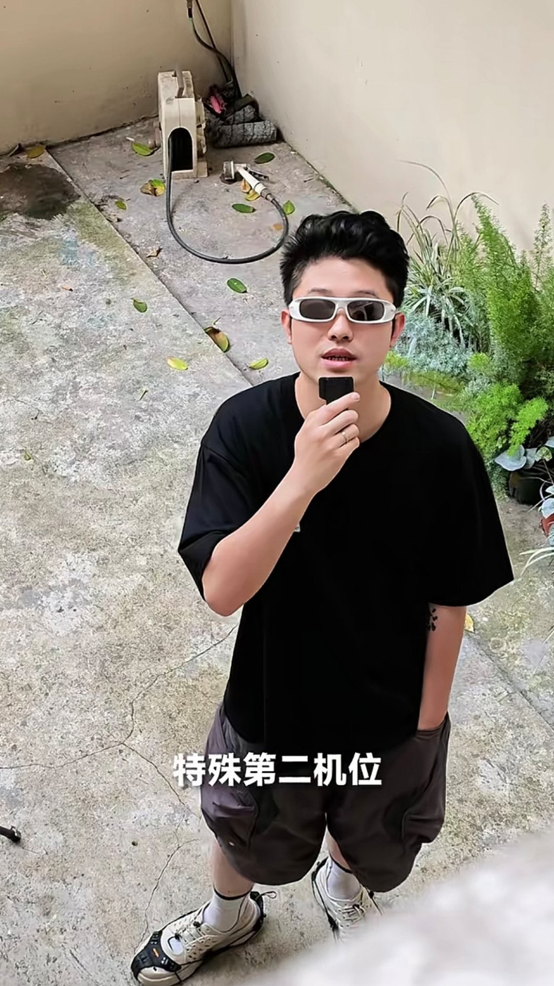 影石 Luna Ultra 这个分离屏我刚发现居然还自带麦克风，这个点是不是有点