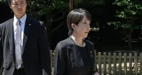日本这波操作，把"又当又立"演到了极致！8月15日战败投降81周年，首相高市早苗
