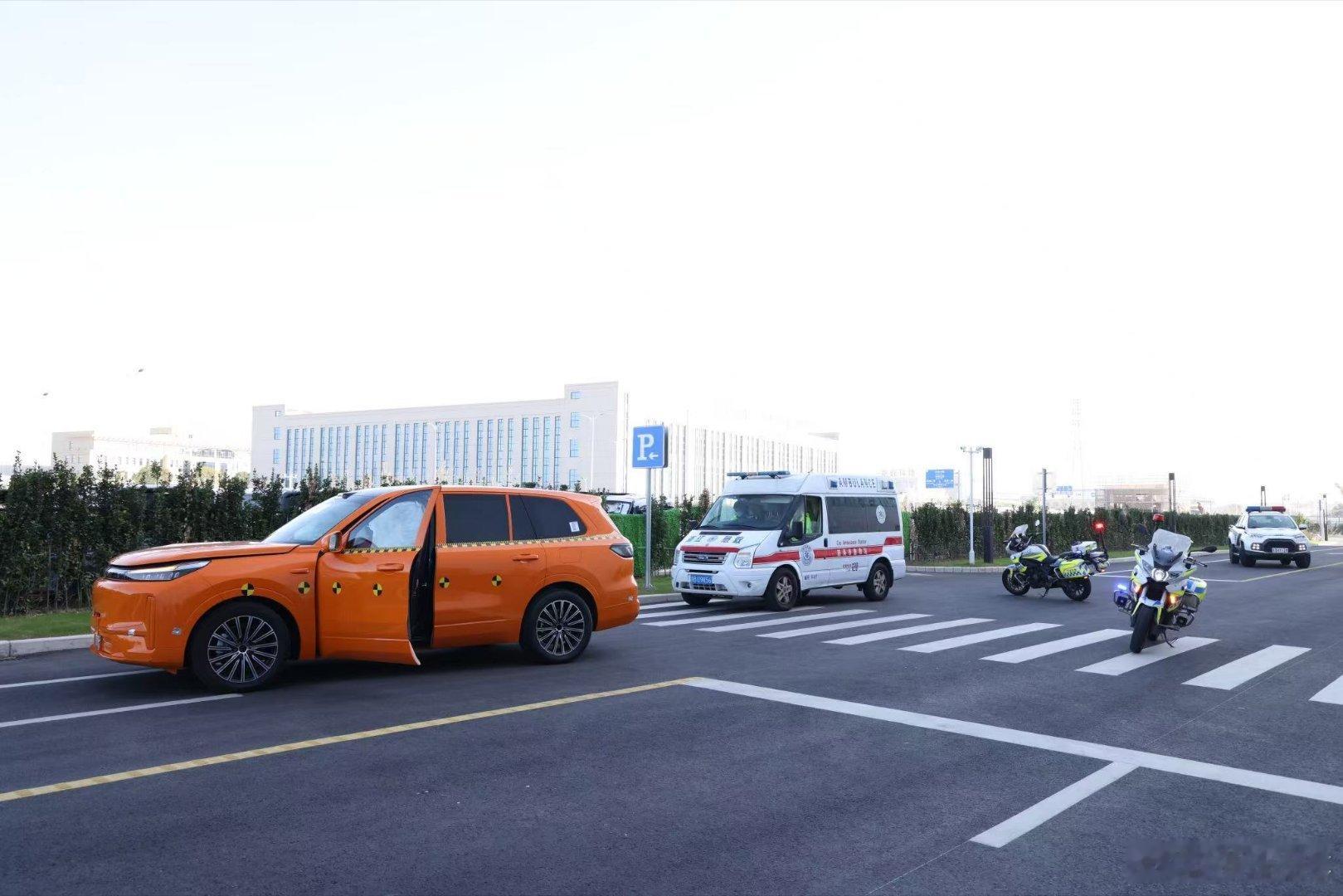 行业首家！吉利成功开展车警医联动救援技术试验11月26日，吉利汽车成功完成行业首