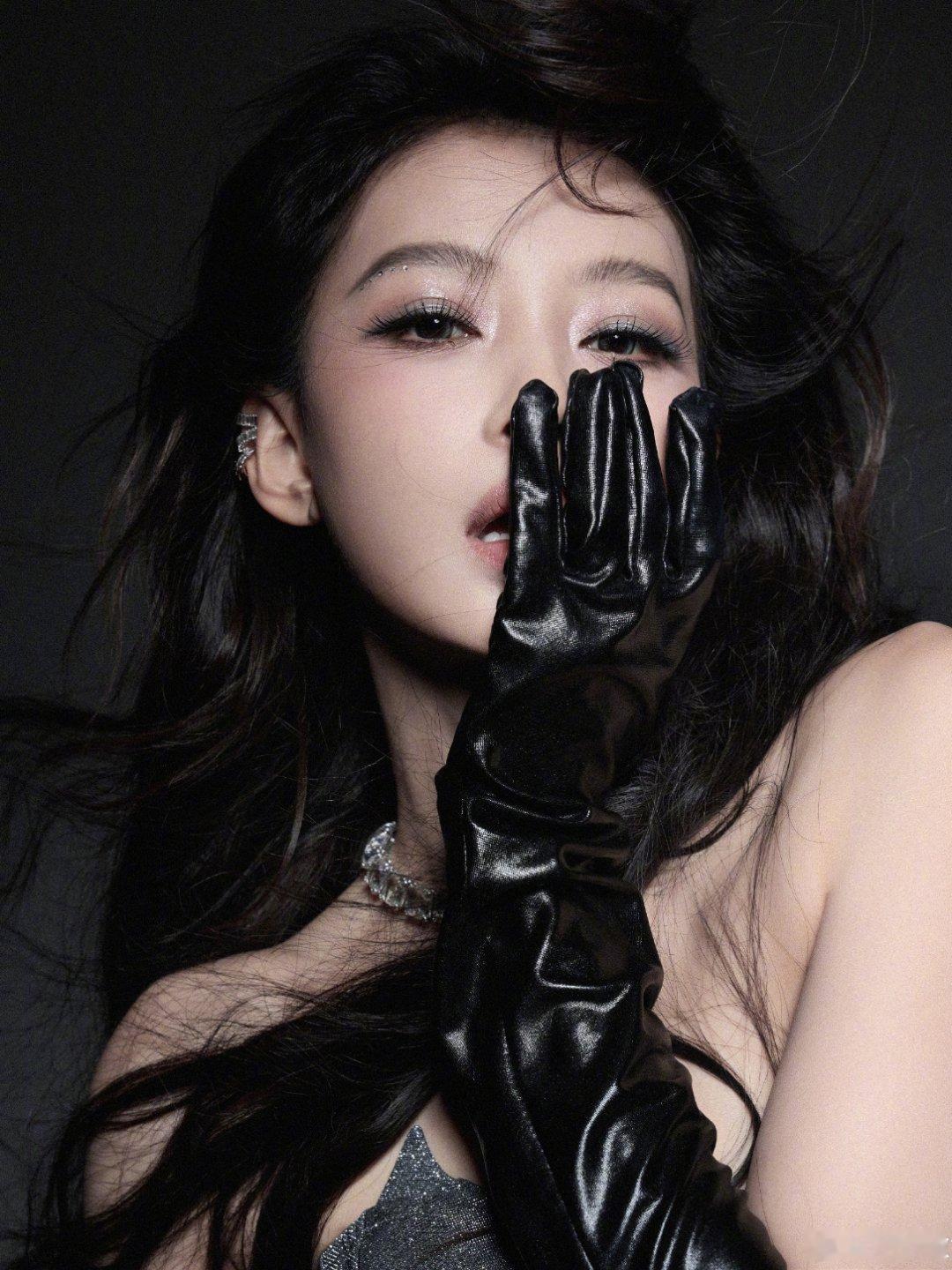 孙怡回应和阚清子关系 孙怡直播回应网友质疑其与阚清子关系。孙怡称："我跟清子我们