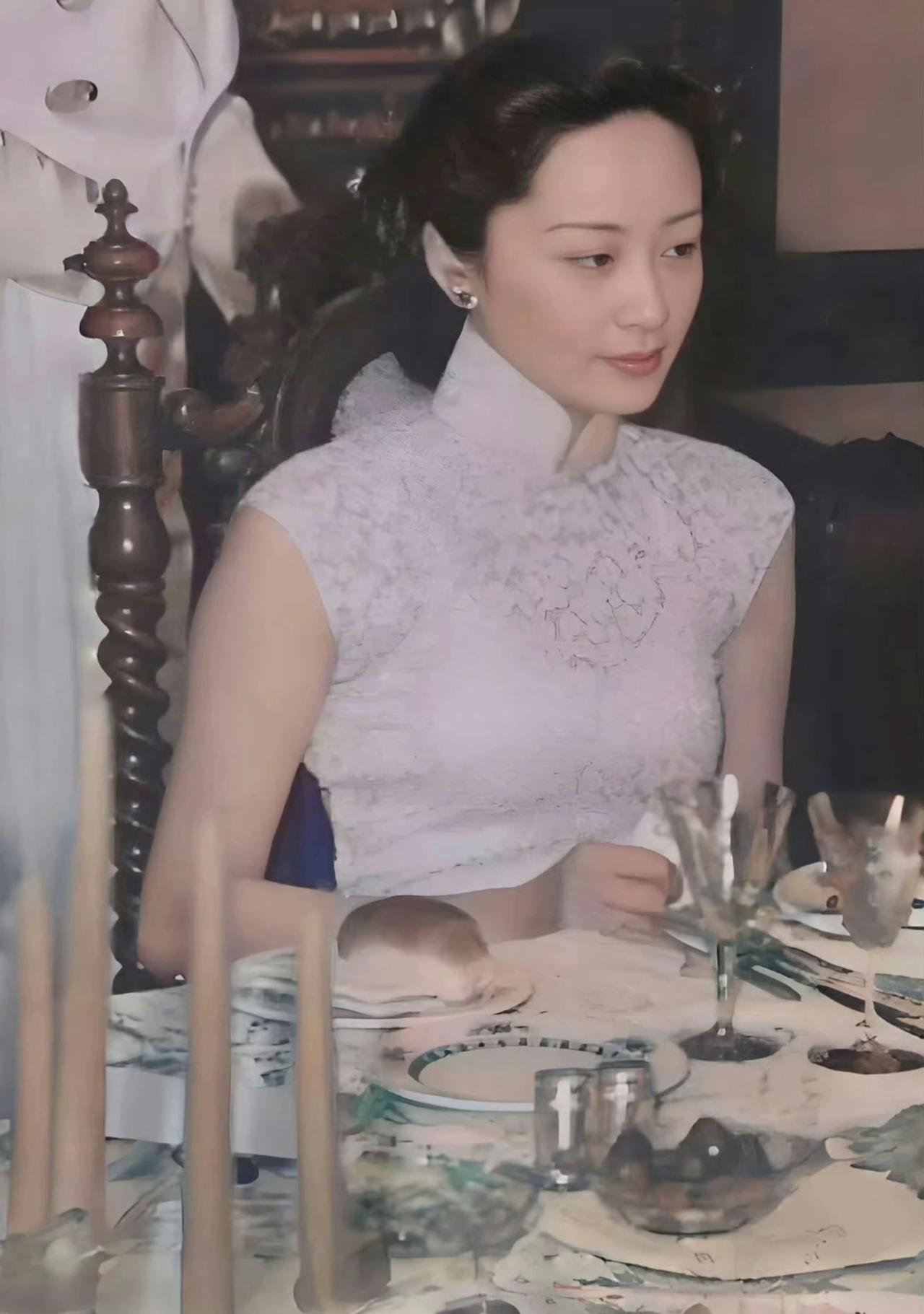 1942年，美国。
宋子文的夫人张乐怡在纽约长岛别墅，此时遭受旱灾的河南人在吃土