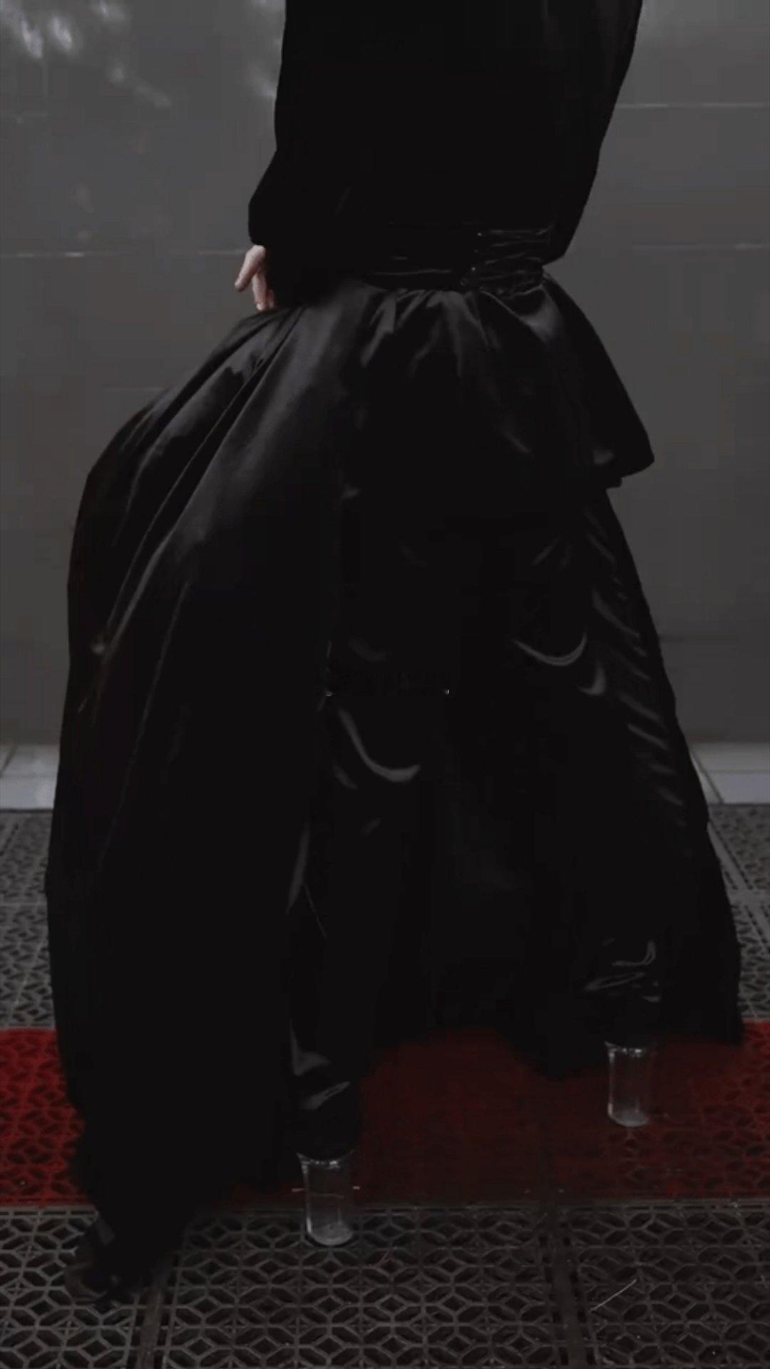 向佐穿了十厘米高跟鞋   向佐这波时尚操作太绝啦！为撑起那套衣服，十厘米高跟鞋直