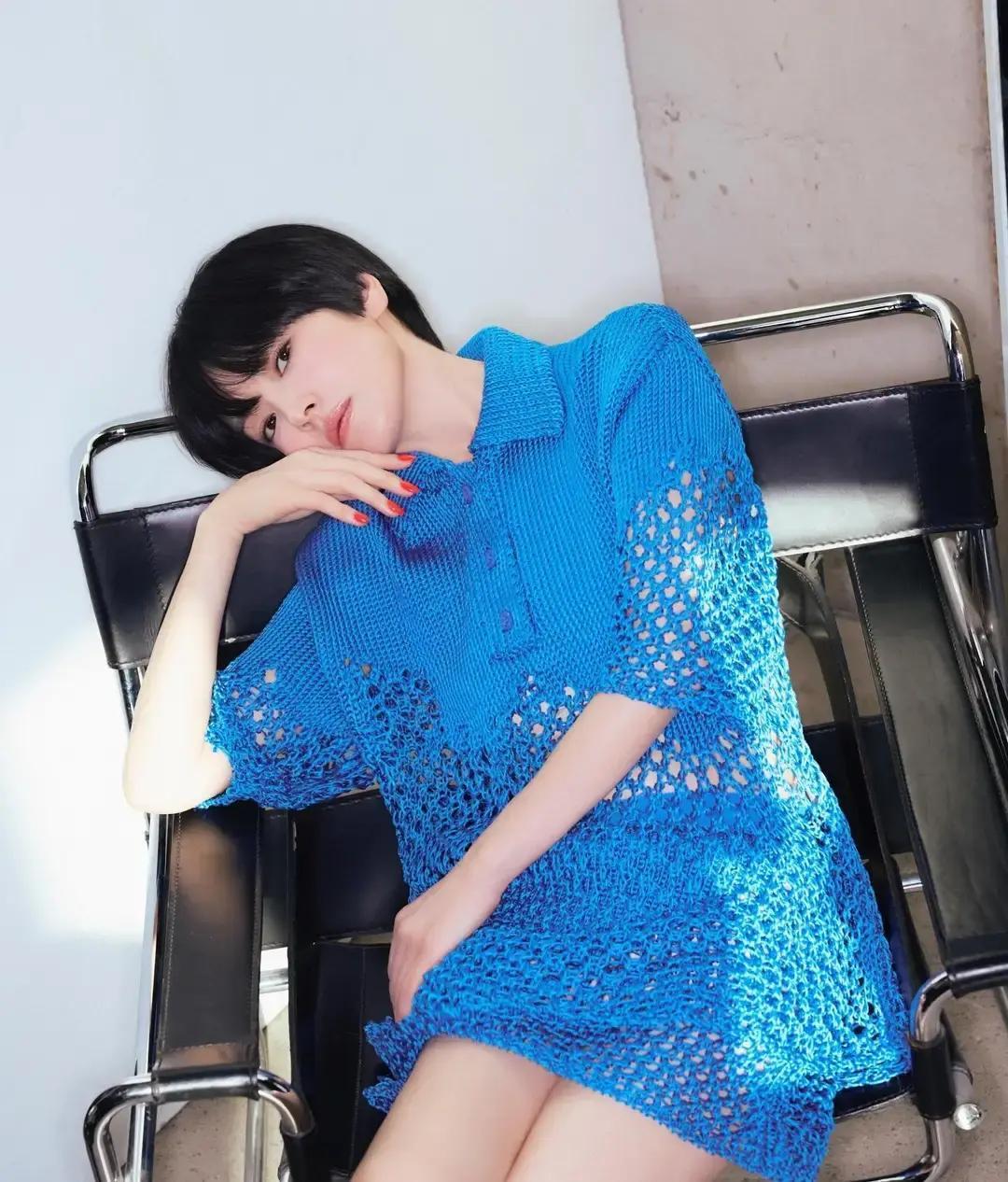 宋慧乔剪的不是头发，是钞票。
 
你看她的耳下三公分短发，看那身还没公开发售的F