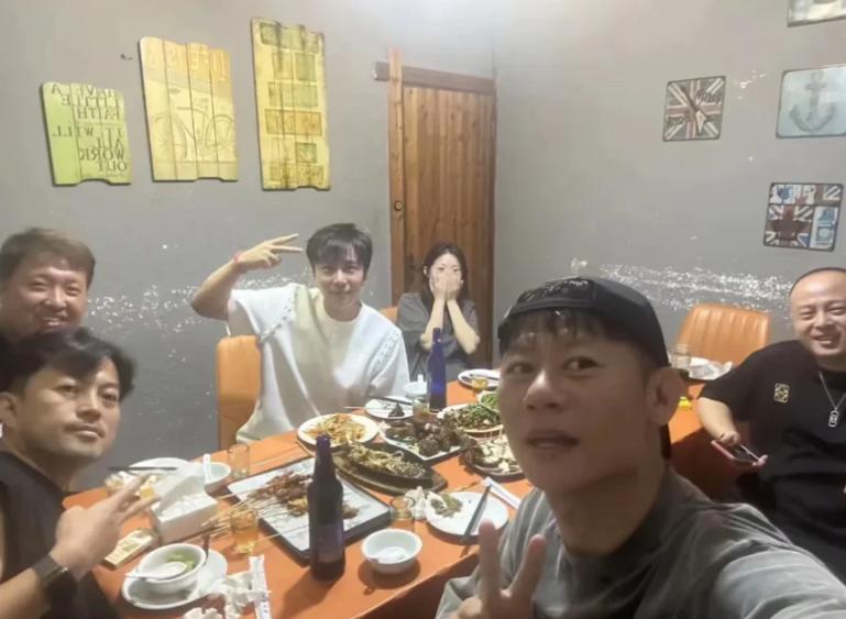 三年前的大爆剧《狂飙》剧组聚餐，“混的好”的明星都没来。

照片中的分别是李响、