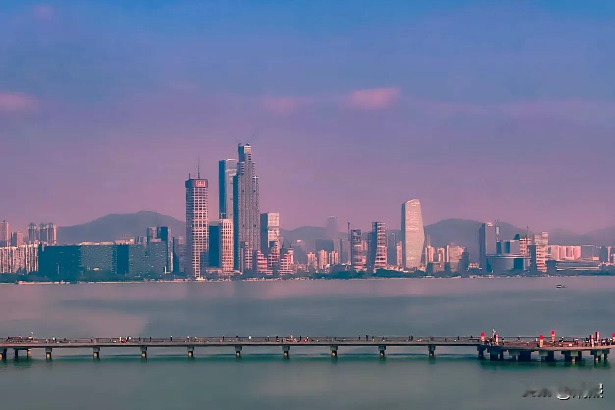 俯瞰城市街景，车水马龙，繁华喧嚣。
  冬日生活打卡季 一张图记录冬日生活 俯视