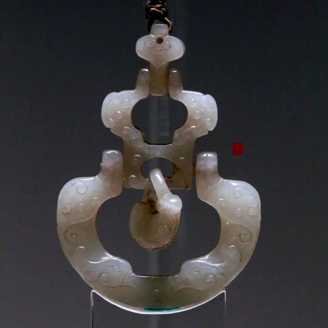 古玉杂谈 从古到今的古玉毕竟是有限的，绝大多数的古玉并非是传承有续的，从私人商家