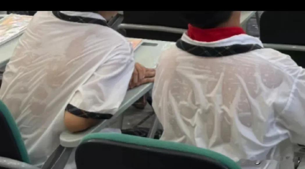 租禾日当午，读书汗流浃背苦，开学到现在，连续一个礼拜的高温一直持续，每天孩子在教