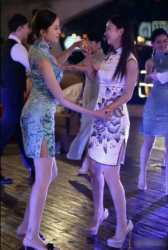 赵丽颖当年和娜扎合影的旧照，这个时候的身材真的是瘦而不柴啊 
