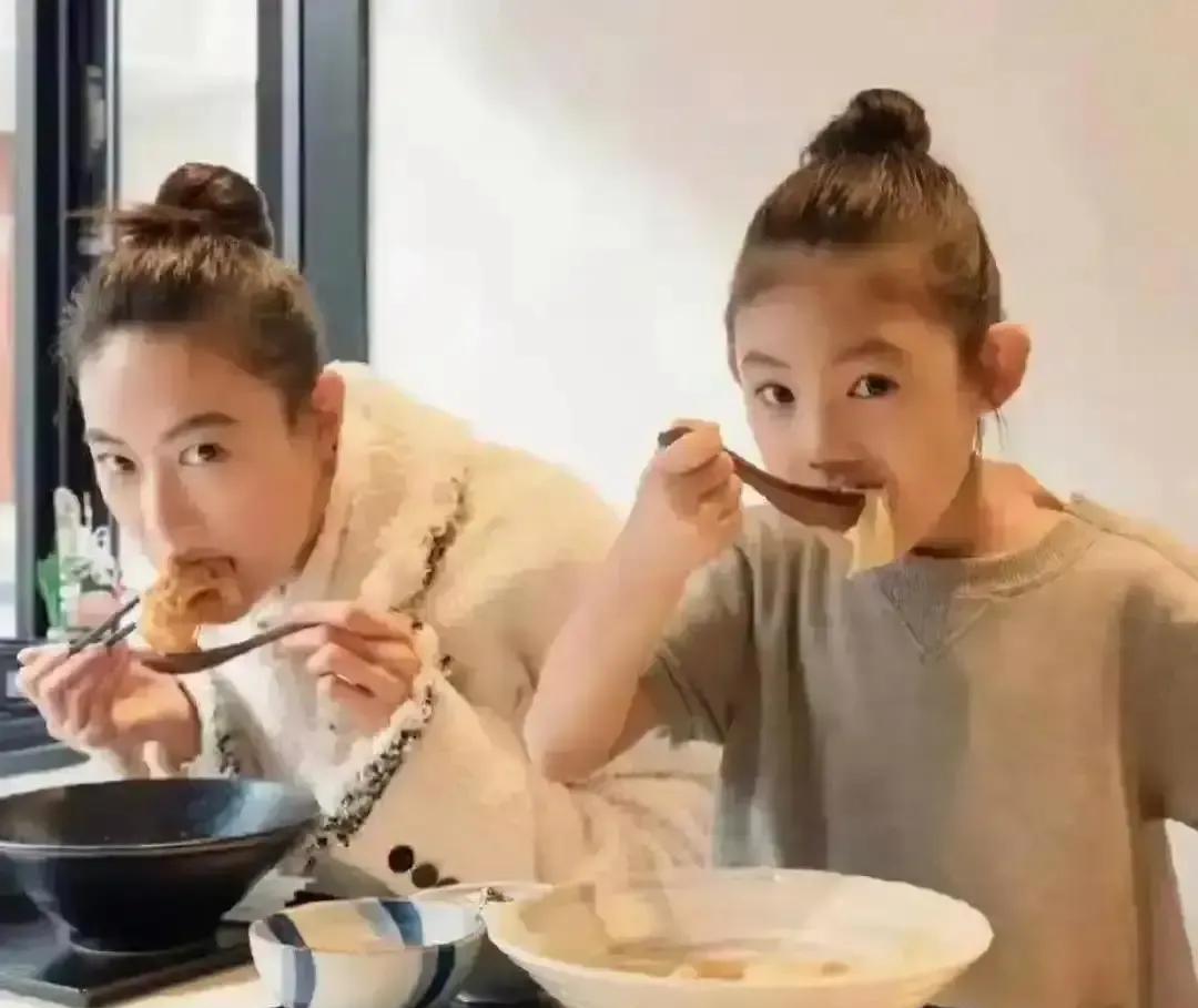 你敢信？
当年把潮牌玩成街头符号的陈冠希，现在左手提购物袋，右手牵女儿逛伦敦——