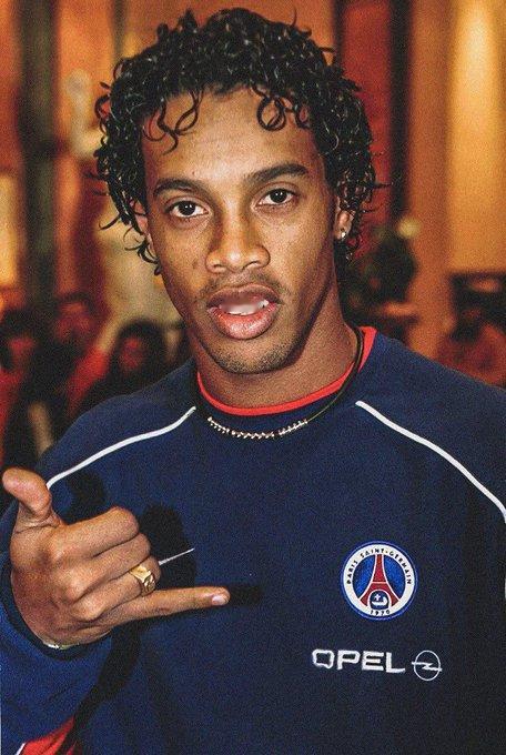 25年前的今天，巴黎圣日耳曼宣布以500万英镑的价格从格雷米奥签下罗纳尔迪尼奥。