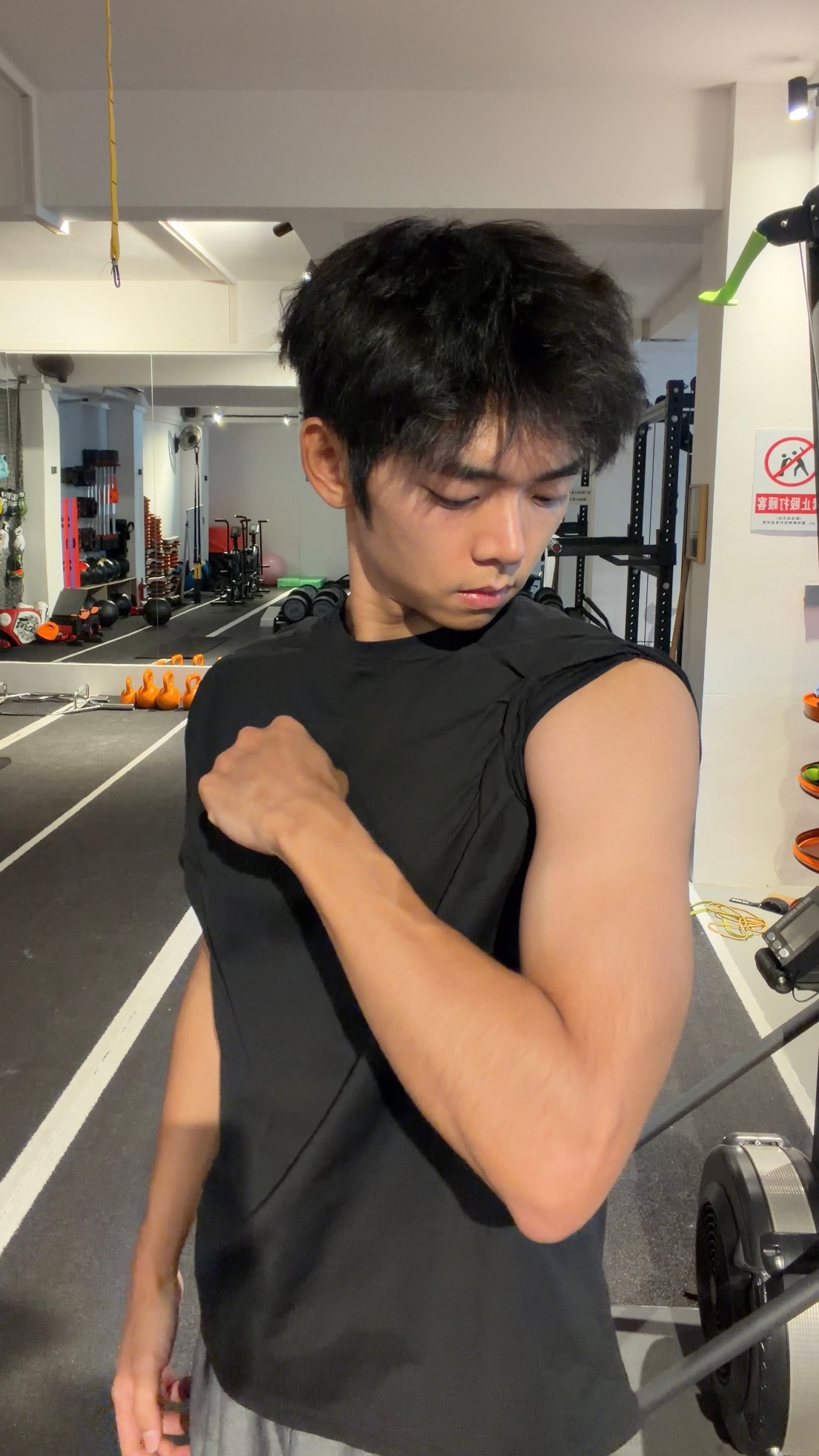 手臂粗了胸也练差不多能看大概的轮廓了 是方的！ ​​​