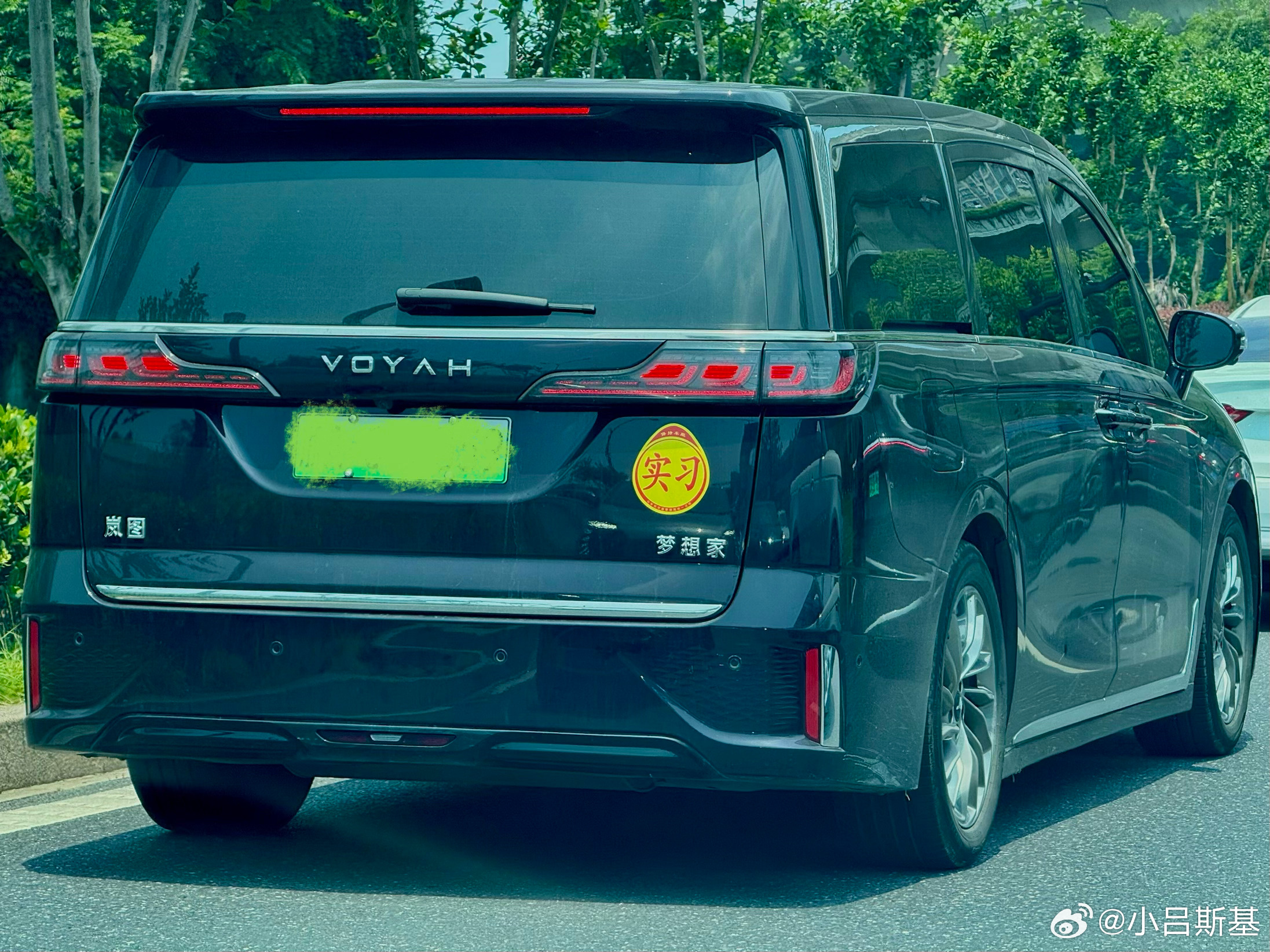 平时在路上经常能看到贴“实习”的车，但我感觉都是以中小型尺寸为主。下午看到一辆梦