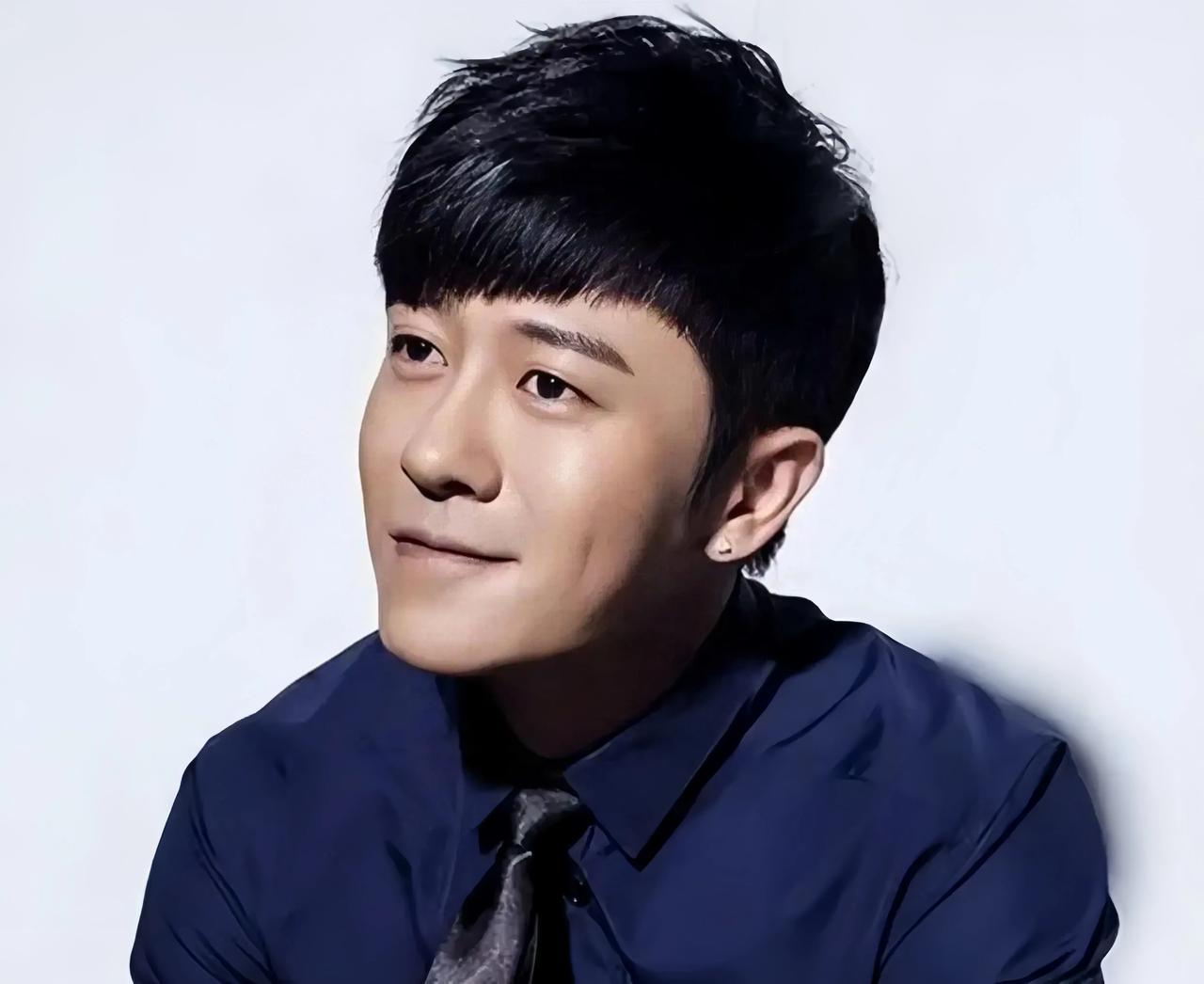 娱乐圈真是玄学，林雨申亲妈干妈都是导演，却20年都捧不红。
林雨申原名林申，在改