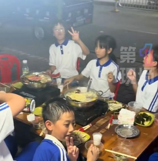 谁的童年没对着别人桌上的饮料咽过口水？
 
在深圳，孔先生偶遇邻桌一群过生日的四