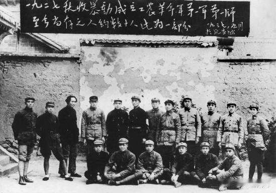这张罕见的老照片，是毛主席和秋收起义幸存老战友在延安的合影。
 
照片里有罗荣桓
