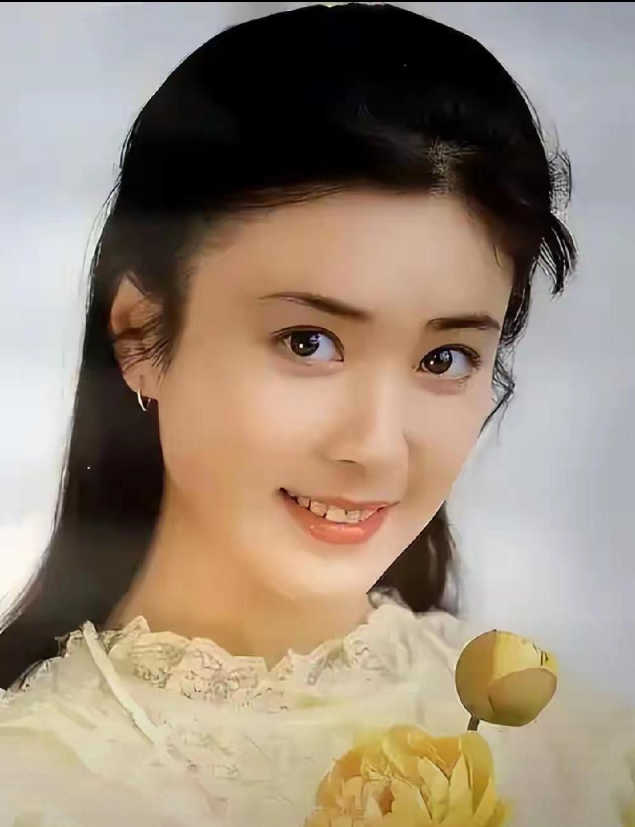 从最美妲己到孤苦老人！傅艺伟一生太唏嘘，一步错步步错
 
     她是17岁拿