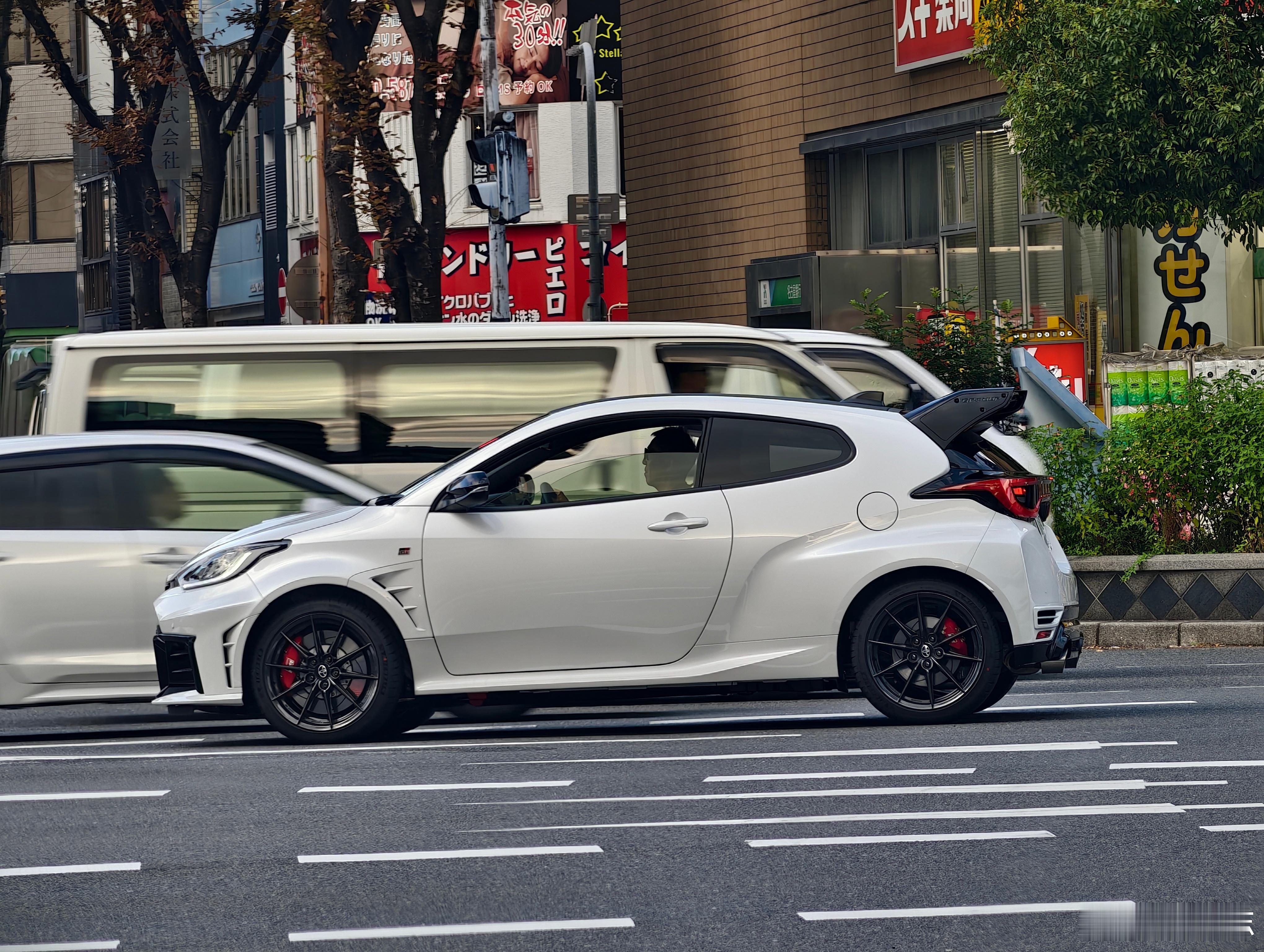 把车造大，是工程上最容易事。轴距拉长、板件加厚、座椅往后挪一挪，立刻就能做出一辆