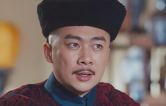 年羹尧刚被赐死，岳钟琪就被锁拿进京，雍正盯着岳钟琪跪在血诏前的侧脸，轻声说道：“