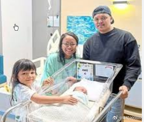 女子半路分娩 和老公在车上接生宝宝,在湘潭的沪昆高速上，一辆白色轿车停在路肩上，